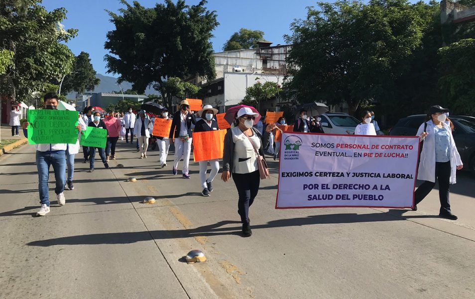 Marcha personal de salud por despido de 1,600 trabajadores