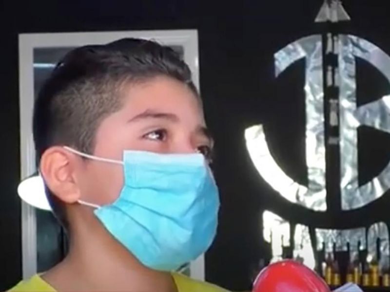  Niño mexicano gana popularidad como tatuador gracias a su “ligerita” mano