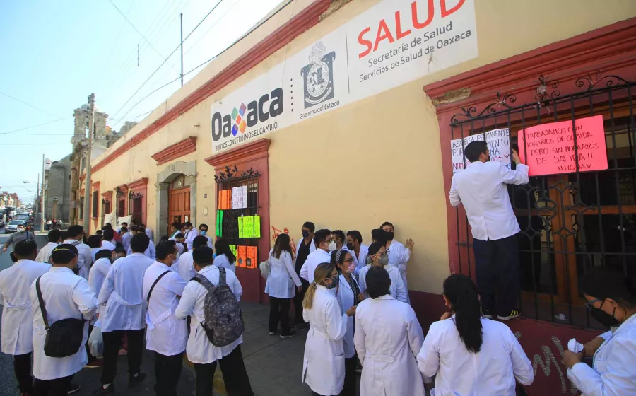 “¡Comida sin gusanos!”, piden médicos residentes en Oaxaca