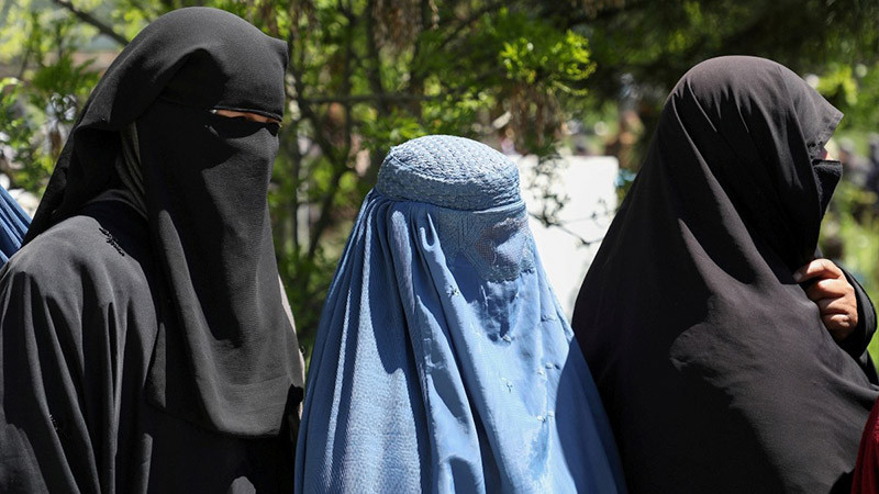  Francia prohíbe en escuelas la abaya usada por musulmanes