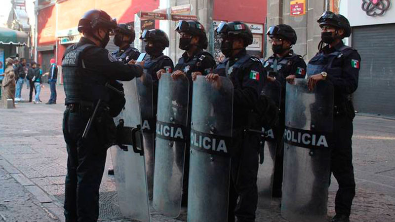 Se enfrentan habitantes de La Resurrección y policías a Palacio Municipal en Puebla