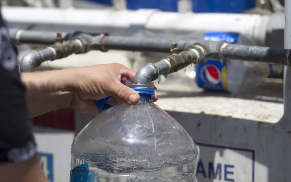 Protestan en Ciudad de México por desabasto de agua