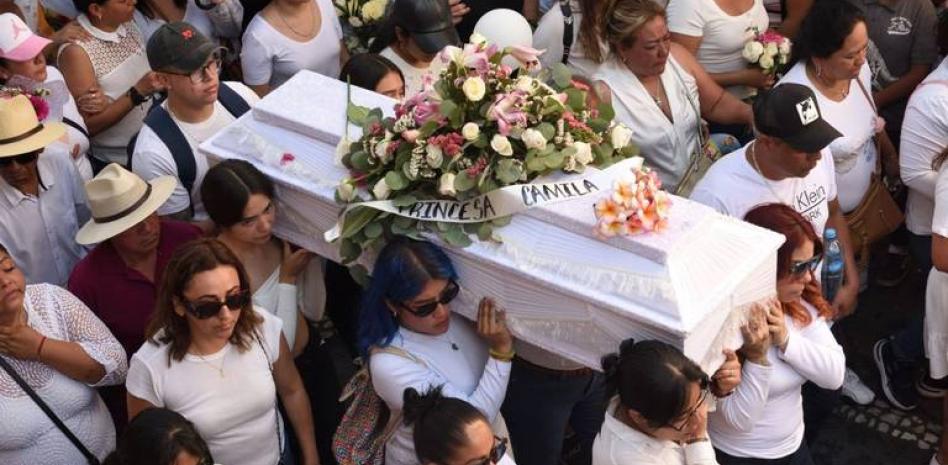 Camila murió por estrangulamiento, revela su tío; Taxco le da el último adiós