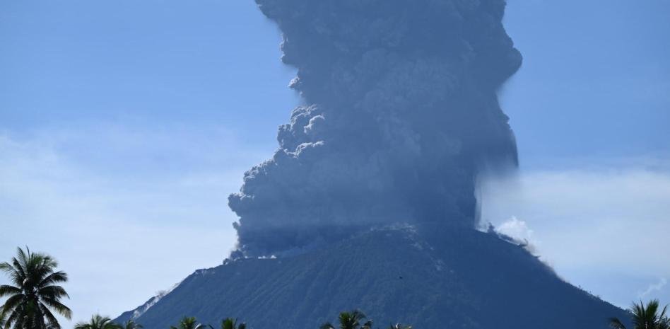 El volcán Ibu entra en erupción y lanza una columna de ceniza de 5 mil metros en Indonesia