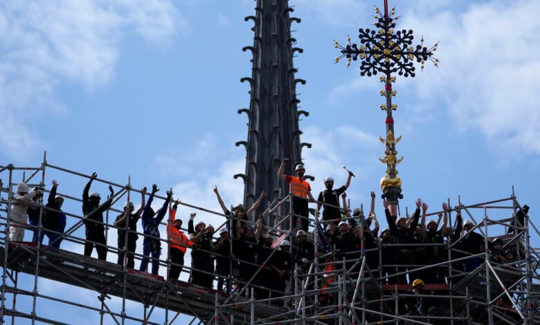 Reinstalan la cruz de la catedral de Notre Dame de París como parte de la restauración